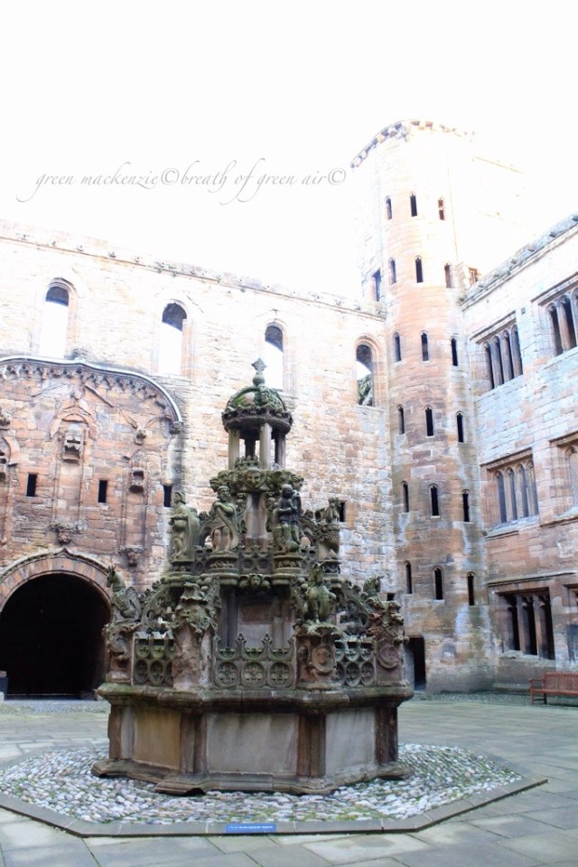 Linlithgow Palace fountain.jpg